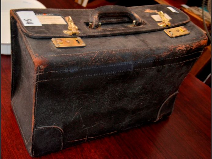 VINTAGE LEATHER PILOT'S CASE, 47 x 21 x 30cm