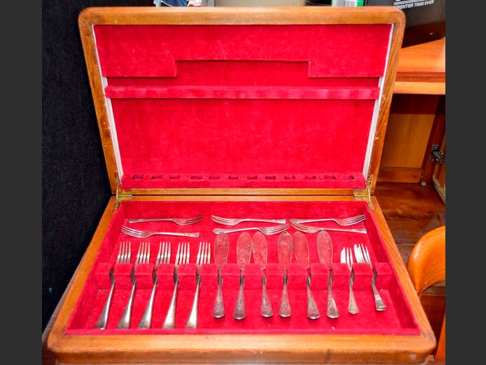 OAK CUTLERY CANTEEN, SILVER PLATE FISH KNIVES & FORKS & CAKE FORKS