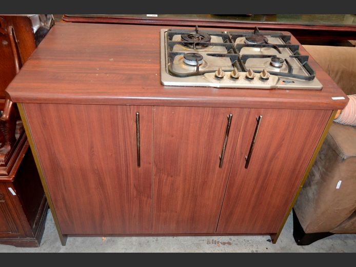 MAHOGANY FOIL 3-DOOR CABINET WITH 4-BURNER GAS HOB BUILT IN, 117 x 66 x 90cm [Untested]