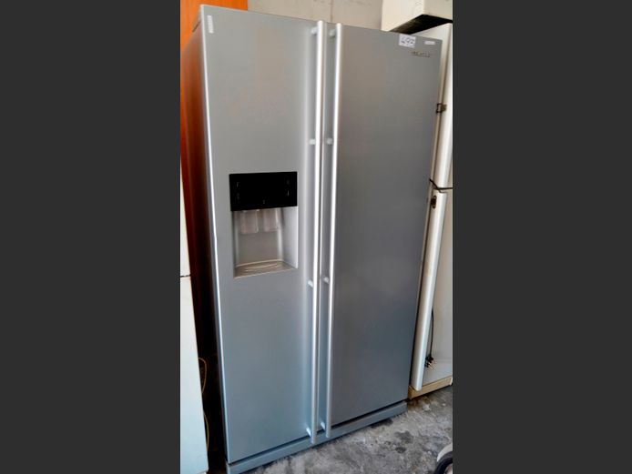 SAMSUNG METALLIC FINISH SIDE-BY-SIDE FRIDGE FREEZER WITH WATER & ICE DISPENSER [Getting cold, untested further] [#: 416693114]