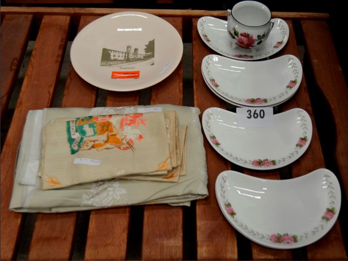 LOT: 2 x PORCELAIN BOWLS, SET OF 6 HALF MOON PLATES & TABLECLOTHS [12,13,11,14]