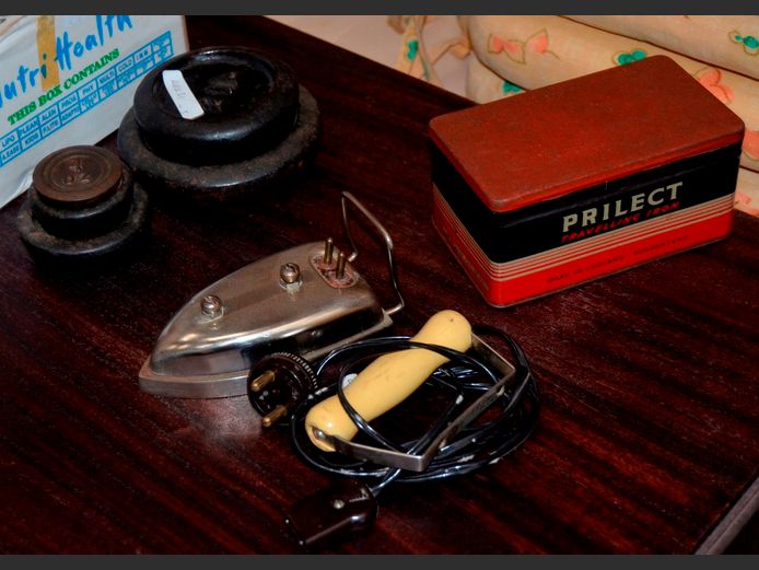 LOT: VINTAGE SCALE WEIGHTS & A VINTAGE TRAVEL IRON [Switches on, untested further]