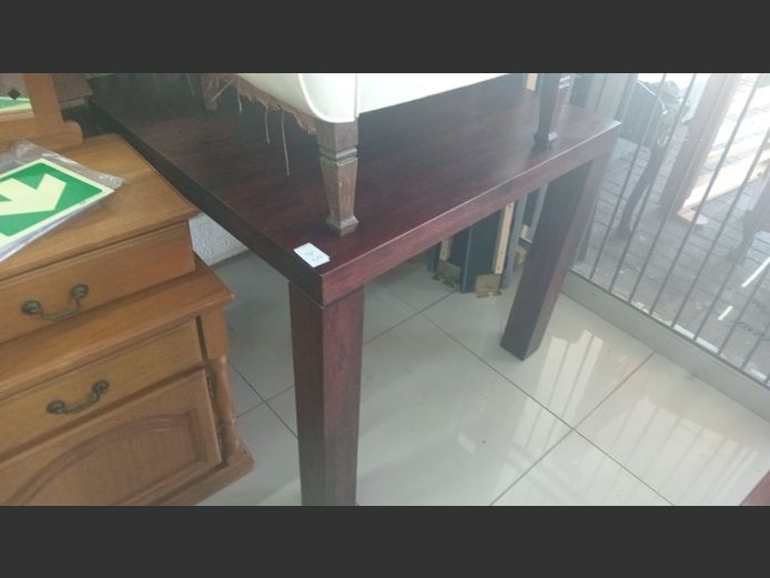 4 seater dinning room table 