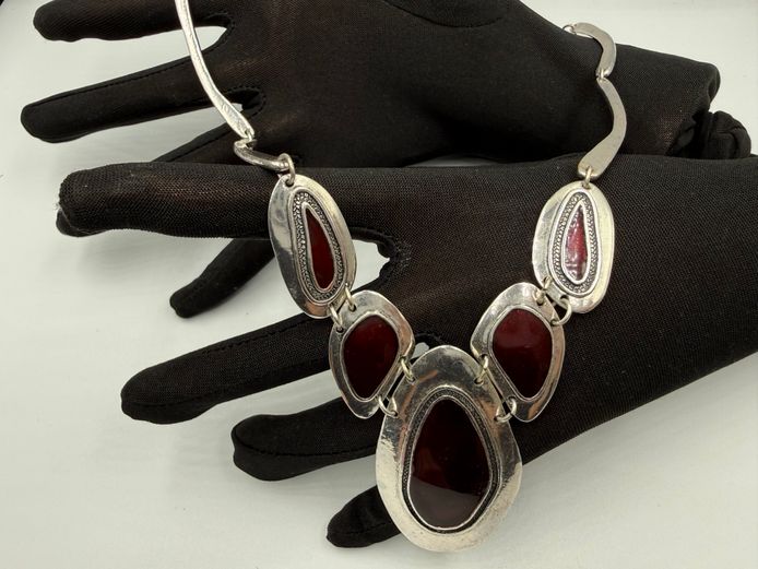 Red and silver coloured necklace (Costume jewellery)