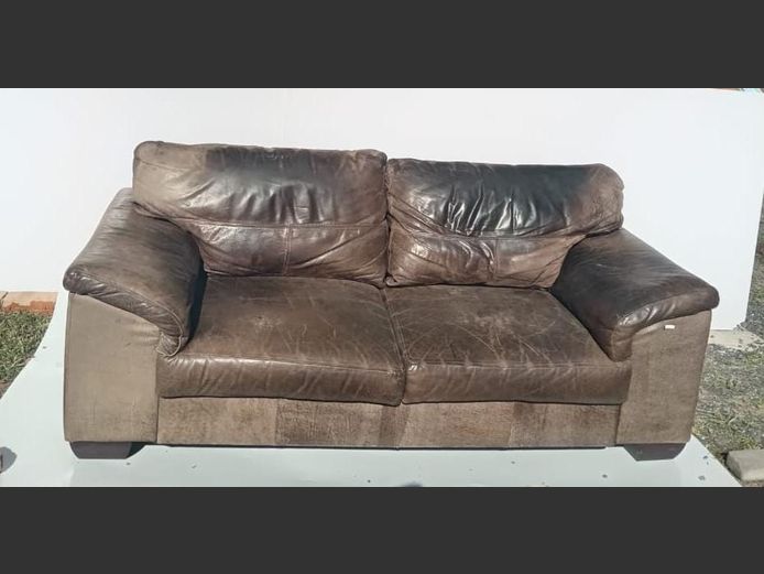 BROWN LEATHER 2-SEATER COUCH, 210 x 100cm
