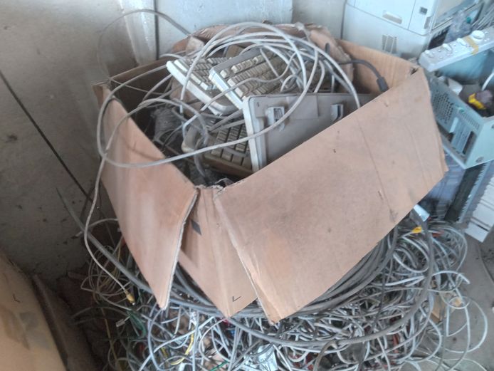 Assorted keyboards & wires