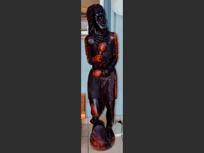 LARGE CARVED FIGURINE OF AN AFRICAN WOMAN, 147cm High