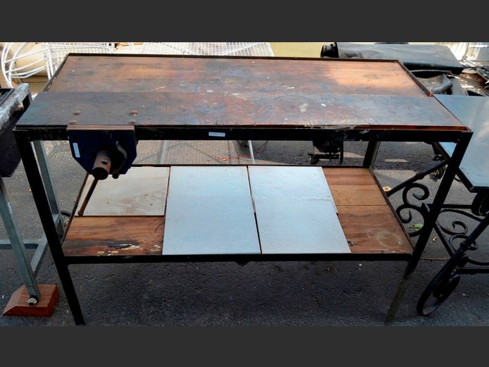 METAL WORK TABLE WITH VICE ATTACHED, 132 x 61 x 91cm