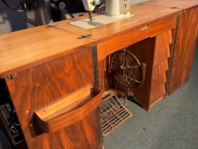 Singer Sewing Machine on Original Vineer Table 