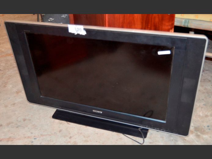 SONY 32" LCD TV [Switches on, screen cracked, faulty] [#: CP843535MP] ### LICENCE PLEASE ###