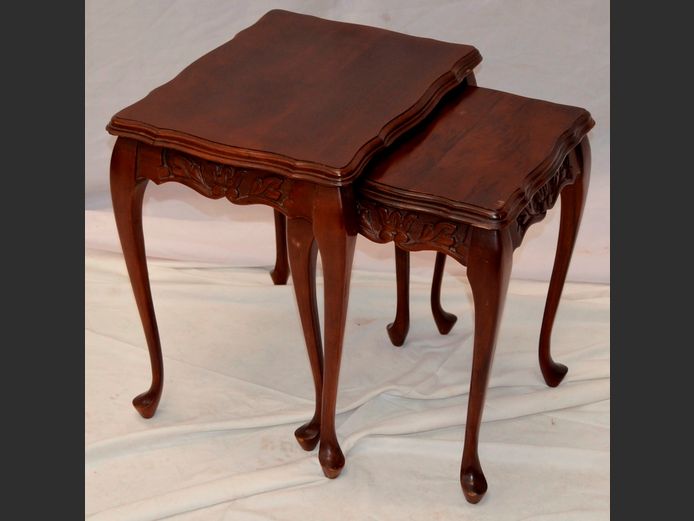 MAHOGANY NEST OF 2 TABLES ON QUEEN ANNE FEET, 45 x 34 x 47cm & 35 x 29 x 44cm