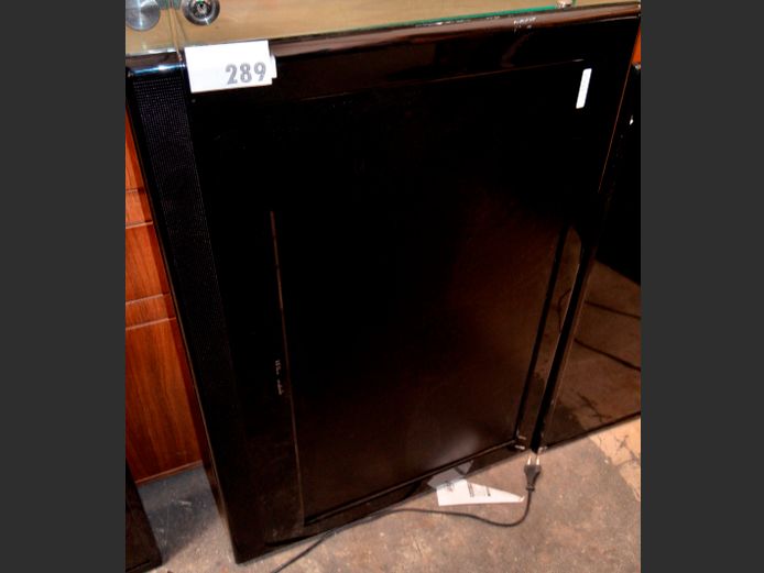 WHARFEDALE 32" LCD TV [Switches on, Screen cracked] ### LICENCE PLEASE ###