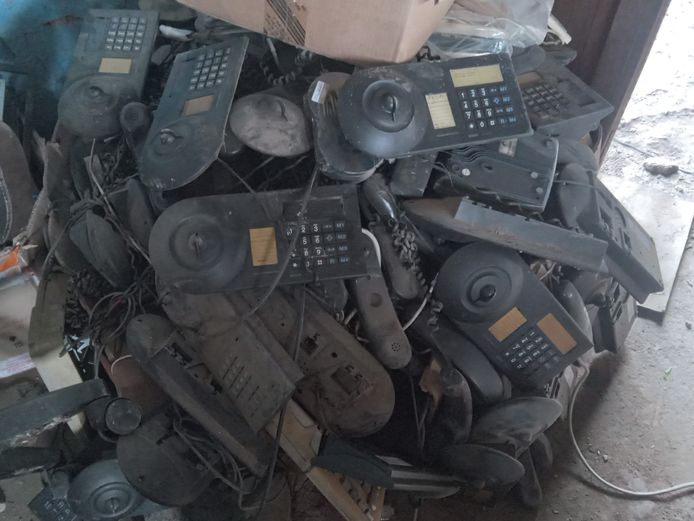 Assorted deskphones & adapters scrap