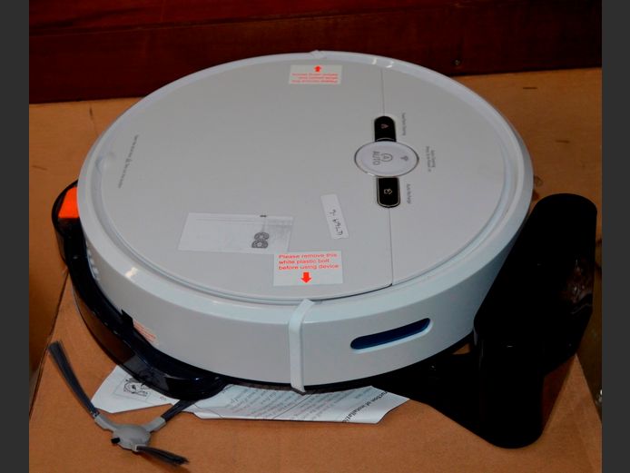 INTELLIGENT ROBOT VAC [Switches on]