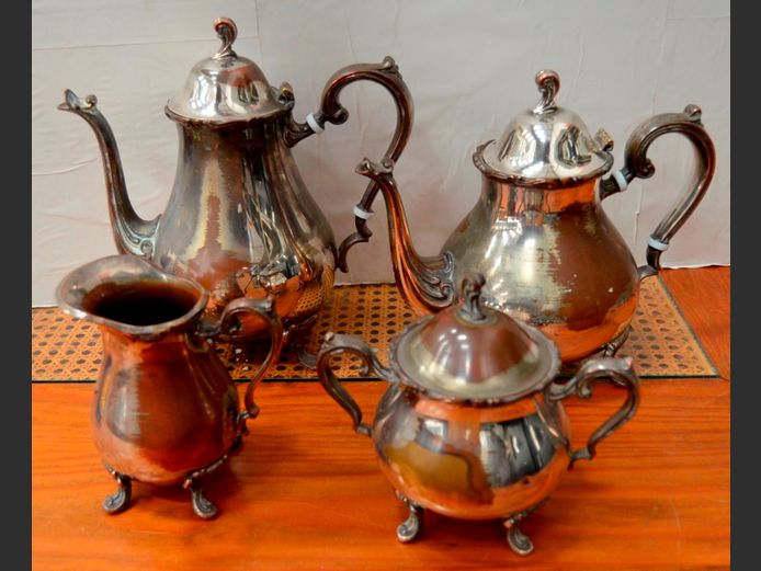 SILVER PLATE: 5-PIECE TEA & COFFEE SET [Tarnished, Lids to pots need attaching]