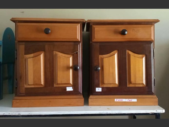 PAIR YELLOWWOOD & IMBUIA SINGLE DOOR, SINGLE DRAWER BEDSIDE PEDESTALS, 48 x 43 x 59cm