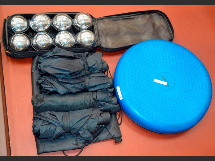 SET OF 8 BOULES BALLS, PHYSIO FOOT BALANCING CUSHION, etc [Untested] [18,25]