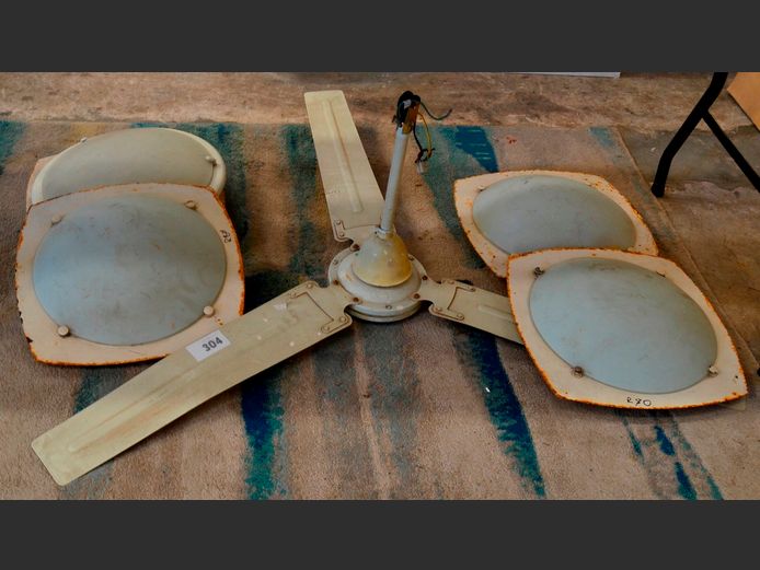 LOT: 3-BLADE CEILING FAN & CEILING LIGHTS