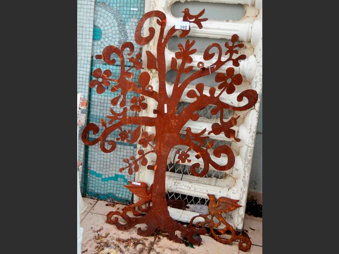 LOT: 2 x CAST IRON BIRDS & A STEEL TREE ORNAMENT