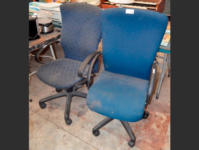 LOT: 2 x BLUE SWIVEL OFFICE CHAIRS [Need a clean]