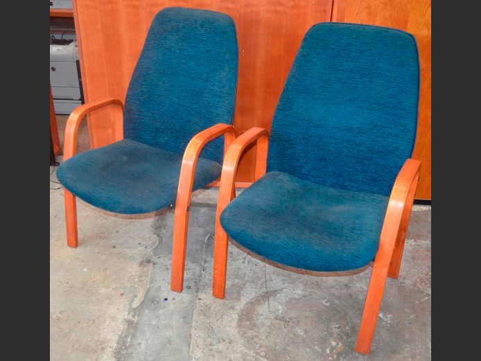 PAIR CHERRYWOOD & BLUE UPHOLSTERED OFFICE ARMCHAIRS