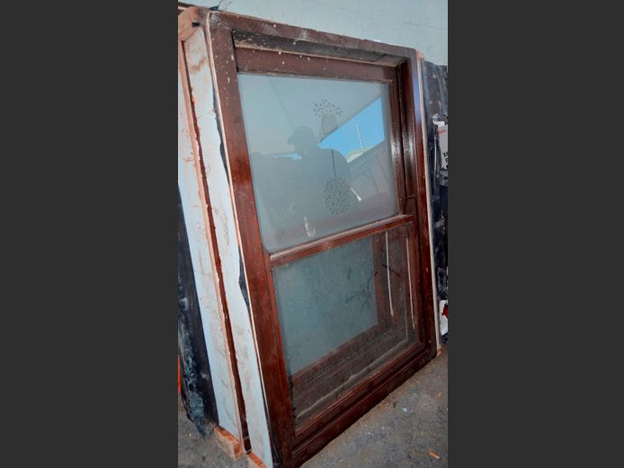 MERANTI SASH WINDOW WITH GLASS, 155 x 122cm