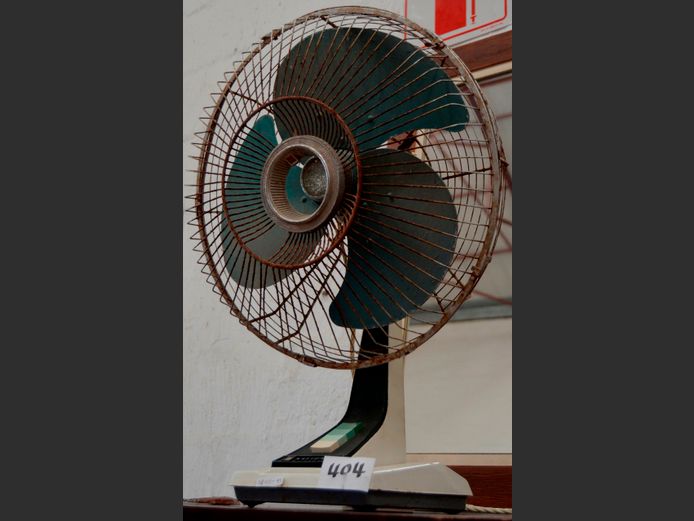 VINTAGE DESK FAN [Switches on, untested further]