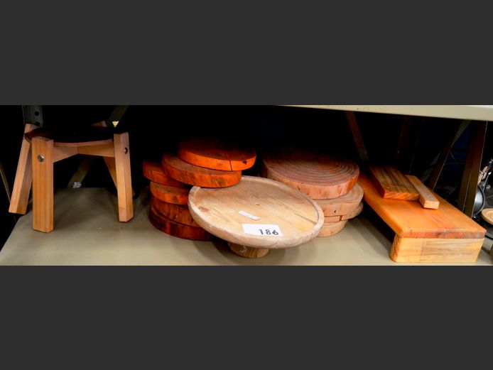 LOT: CHEESE BOARDS & A WOODEN CAKE STAND