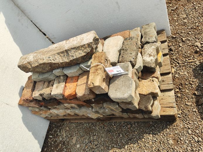LOT BRICKS