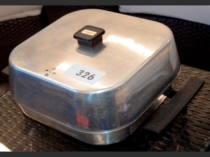 SUNBEAM ELECTRIC FRYING PAN, 29 x 29cm [Switches on, untested further]