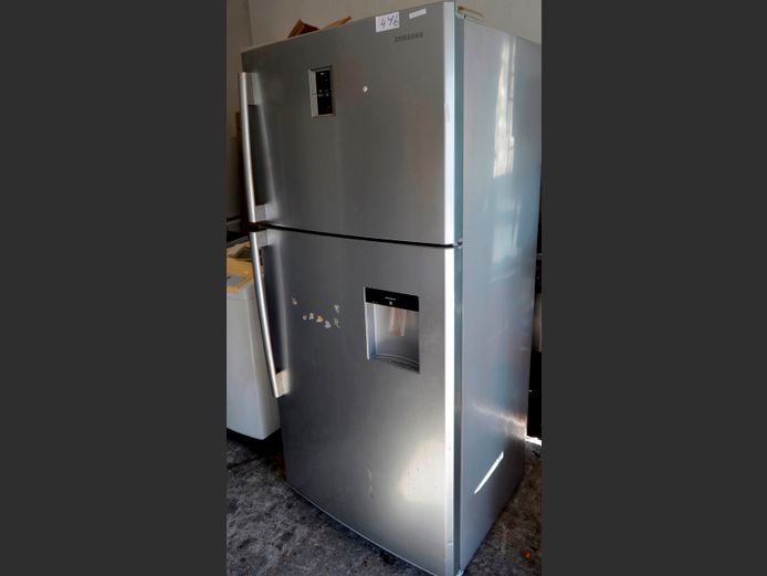 SAMSUNG METALLIC FINISH FRIDGE FREEZER WIT WATER DISPENSER [Dead] [#: 416661290]
