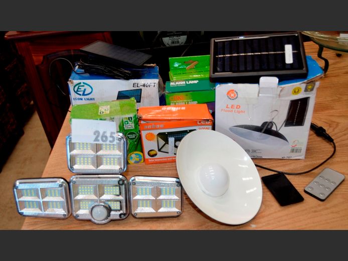 LOT: SOLAR GARDEN SECURITY LIGHTS [Untested]