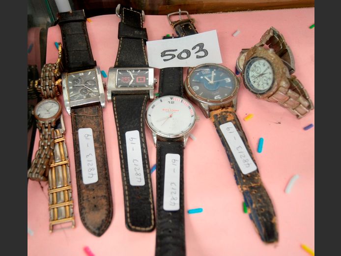 LOT OF 8 WRIST WATCHES: GUESS, JUSTINE, etc