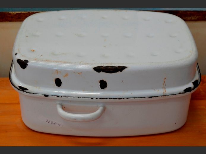 LARGE WHITE VINTAGE ENAMEL DOUBLE ROASTER, 35 x 24 x 16cm