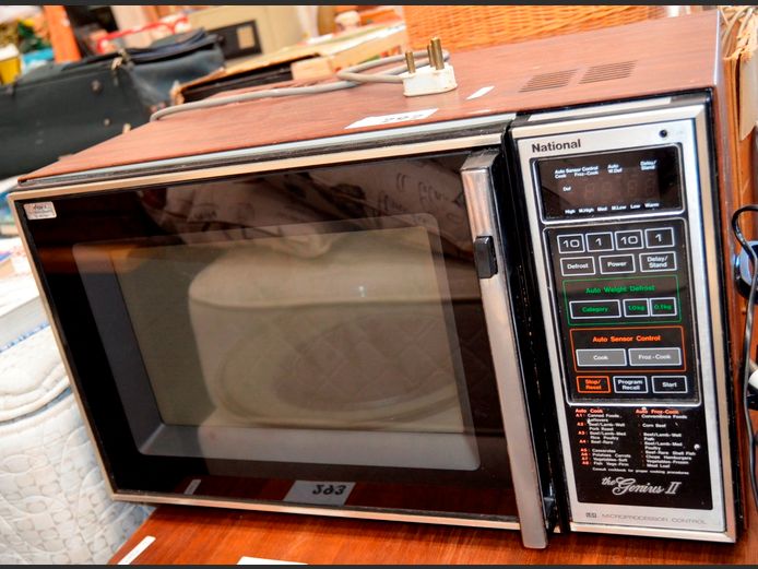 NATIONAL THE GENIUS 2 ELECTRONIC MICROWAVE [Switches on, untested further]