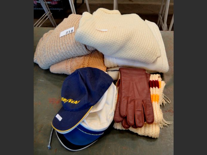 JERSEYS, SCARVES, GLOVES & CAPS