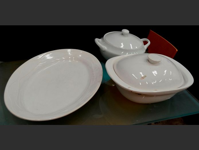 WHITE CERAMIC CASSEROLES WITH LIDS & A LARGE WHITE CERAMIC PLATTER