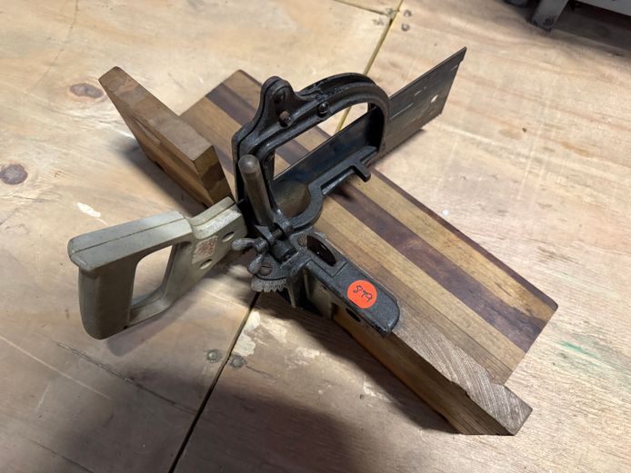 Woodworking precise angle guiding saw