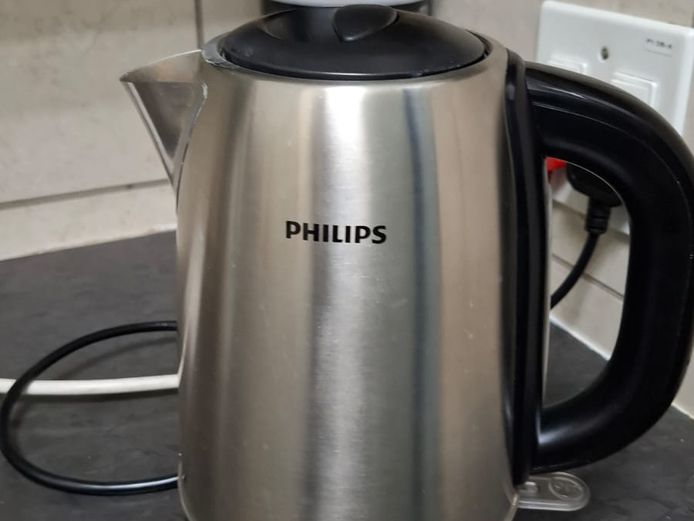 Philips Kettle & coffee mugs