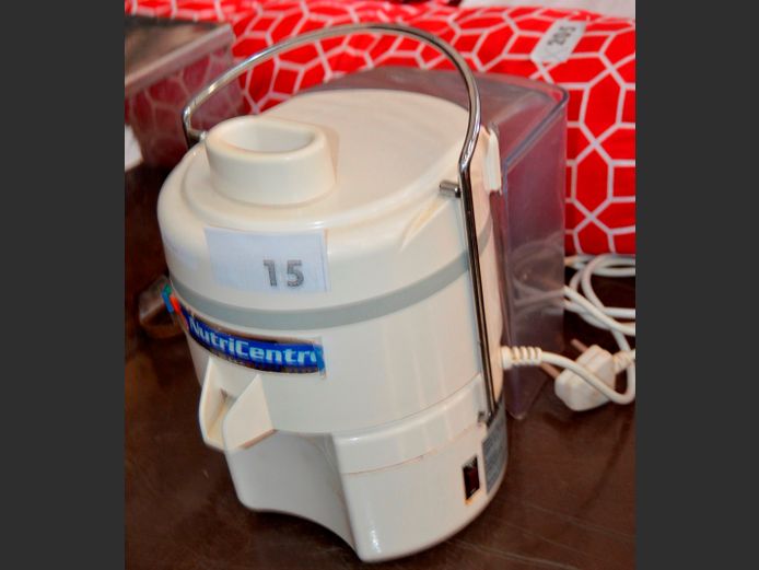 NUTRI CENTRE JUICER [Switches on]