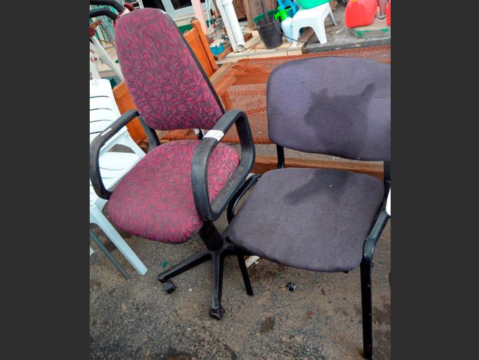 LOT: 2 x OFFICE CHAIRS