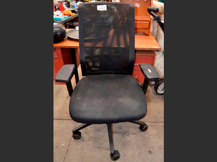 GEO CLOUD SWIVEL OFFICE CHAIR [Needs a clean]