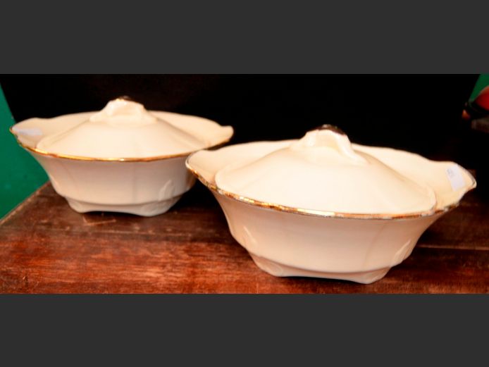 PAIR ALFRED MEAKIN GILT RIMMED SERVING DISHES WITH LIDS, 24cm Diameter x 9cm High