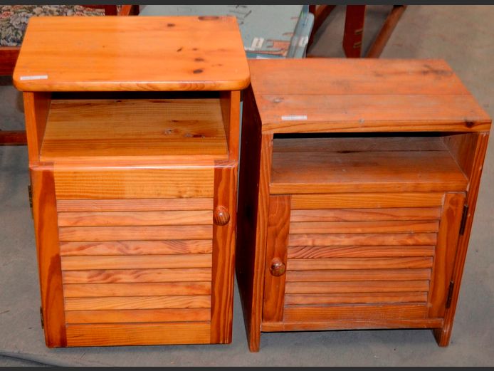 LOT OF 2: PINE SINGLE DOOR LOUVER FRONT BEDSIDE PEDESTALS