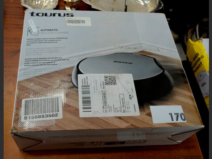 TAURUS ROBOT VAC [Switches on]