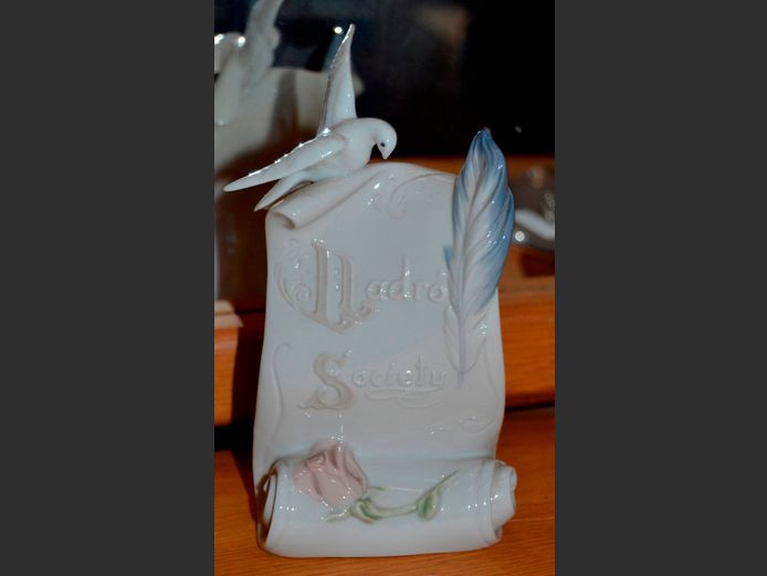 LLADRO SOCIETY FIGURINE, 16 x 9cm