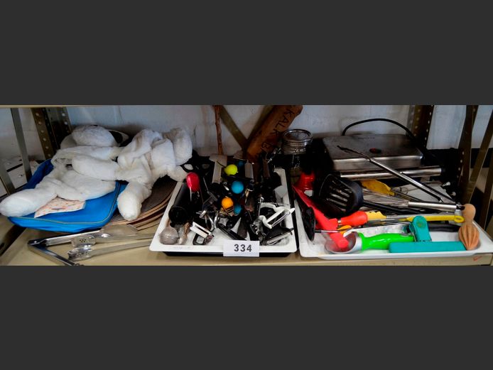 PLATINUM SANDWICH PRESS, KITCHEN UTENSILS, CUTLERY, PLACEMATS, etc [Switches on, untested further] [#: 422545813]