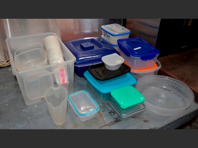 LOT: PLASTIC KITCHEN STORAGE CONTAINERS WITH LIDS
