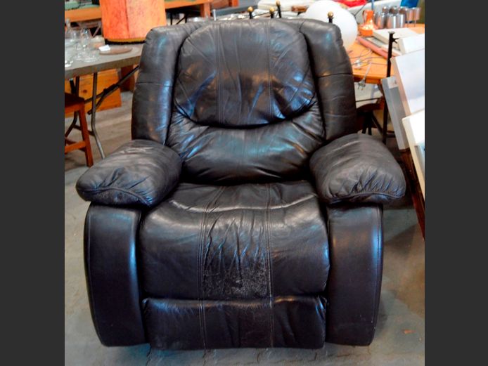 BROWN LEATHER RECLINING ARMCHAIR [Leather worn in places]