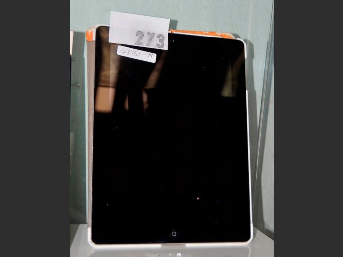 iPAD [Switches on, no charger, i cloud status unknown]